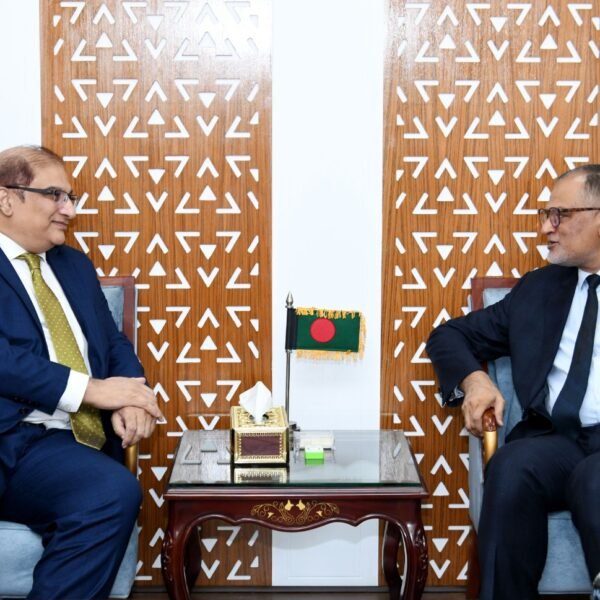 দ্বিপাক্ষিক বাণিজ্য সম্প্রসারণে উপদেষ্টা শেখ বশির উদ্দিনের সঙ্গে পাকিস্তান…