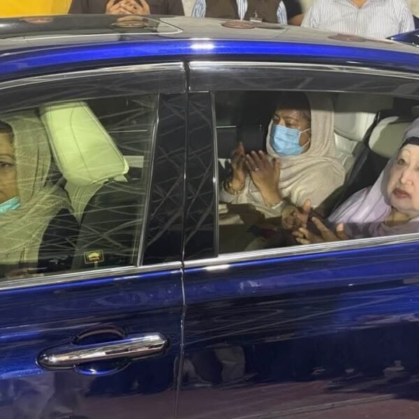 জিয়াউর রহমান এর মাজার জিয়ারত করলেন বিএনপি চেয়ারপারসন বেগম&hellip;