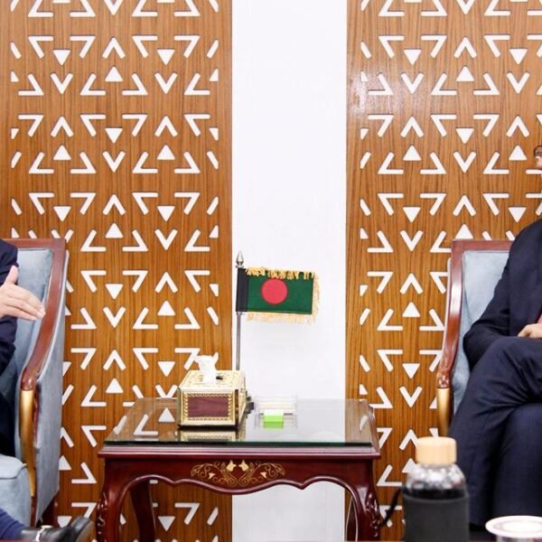 বাণিজ্য উপদেষ্টার সাথে পাকিস্তানের পেট্রোলিয়াম মন্ত্রীর বৈঠক অনুষ্ঠিত