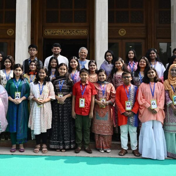 ‘নতুন কুঁড়ি’র বিজয়ীদের হাতে পুরস্কার তুলে দিলেন প্রধান উপদেষ্টা 