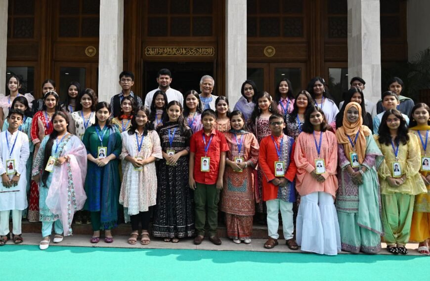 ‘নতুন কুঁড়ি’র বিজয়ীদের হাতে পুরস্কার…