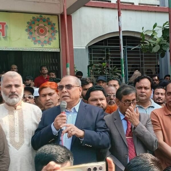 গাজীপুরের চন্দ্রা সরকারি হাই স্কুলে ছাত্রদের মাঝে বিএনপির ৩১…