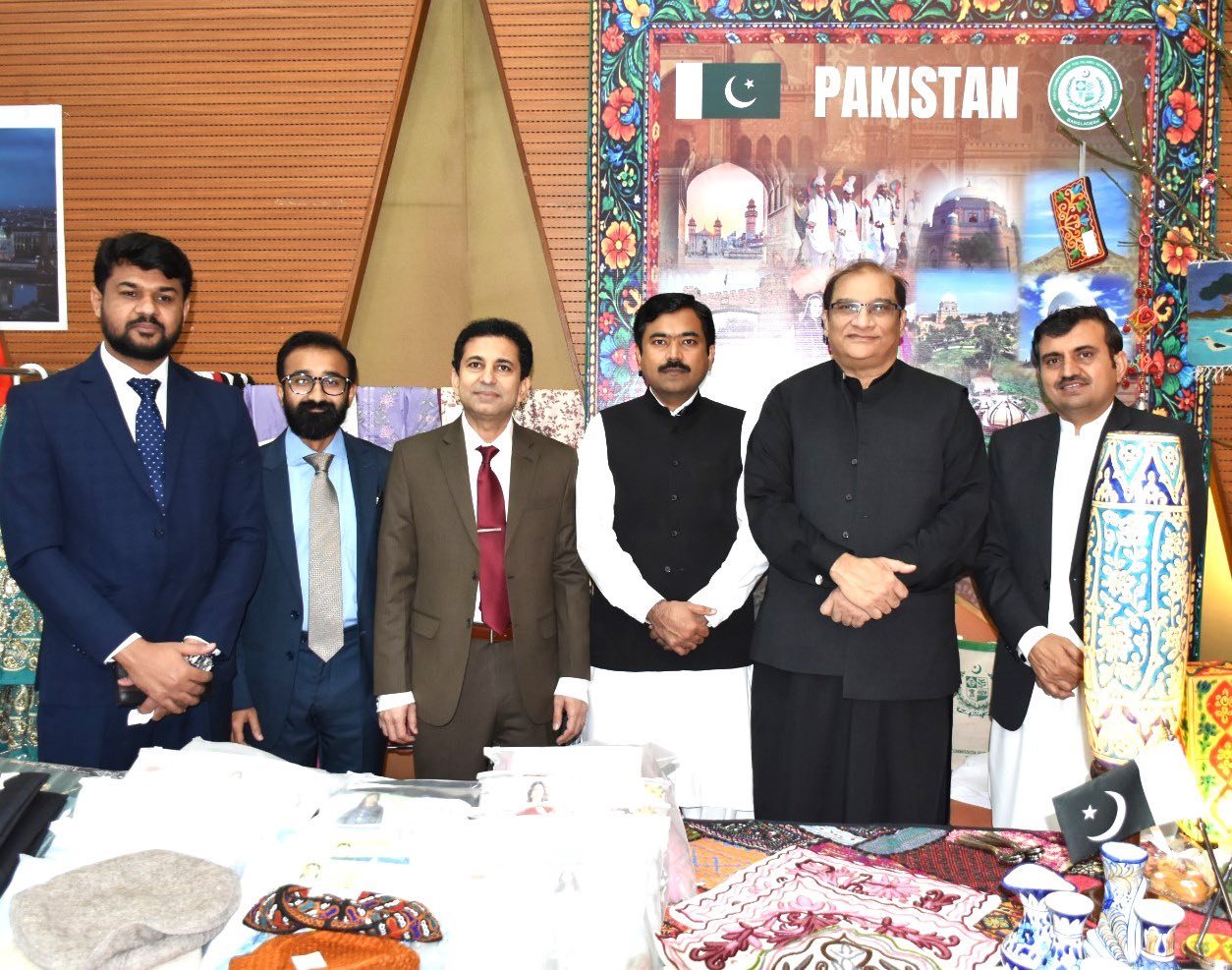 বাংলাদেশে আন্তর্জাতিক চ্যারিটি বাজারে হস্তশিল্প ও ঐতিহ্যিক পোশাকের প্রদর্শনী…