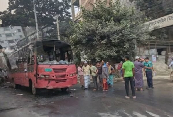 রাজধানীতে হঠাৎ দুই স্থানে বাসে আগুন ও ককটেল বিস্ফোরণ