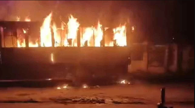 রাজধানীতে ৩ বাসে অগ্নিসংযোগ, বিভিন্ন…