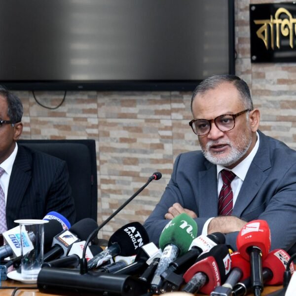 চলতি সপ্তাহে পেঁয়াজের দাম না কমলে আমদানি: বাণিজ্য উপদেষ্টা