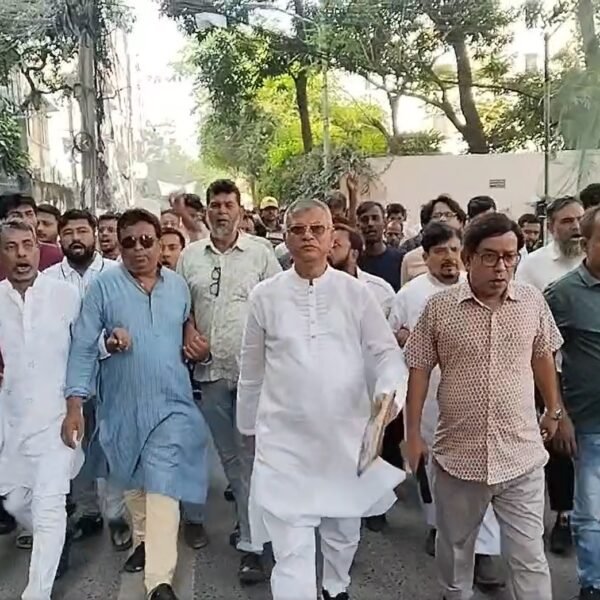 ঢাকা-১২ আসনে তারেক রহমানের ৩১ দফা প্রচারে লিফলেট বিতরণ…