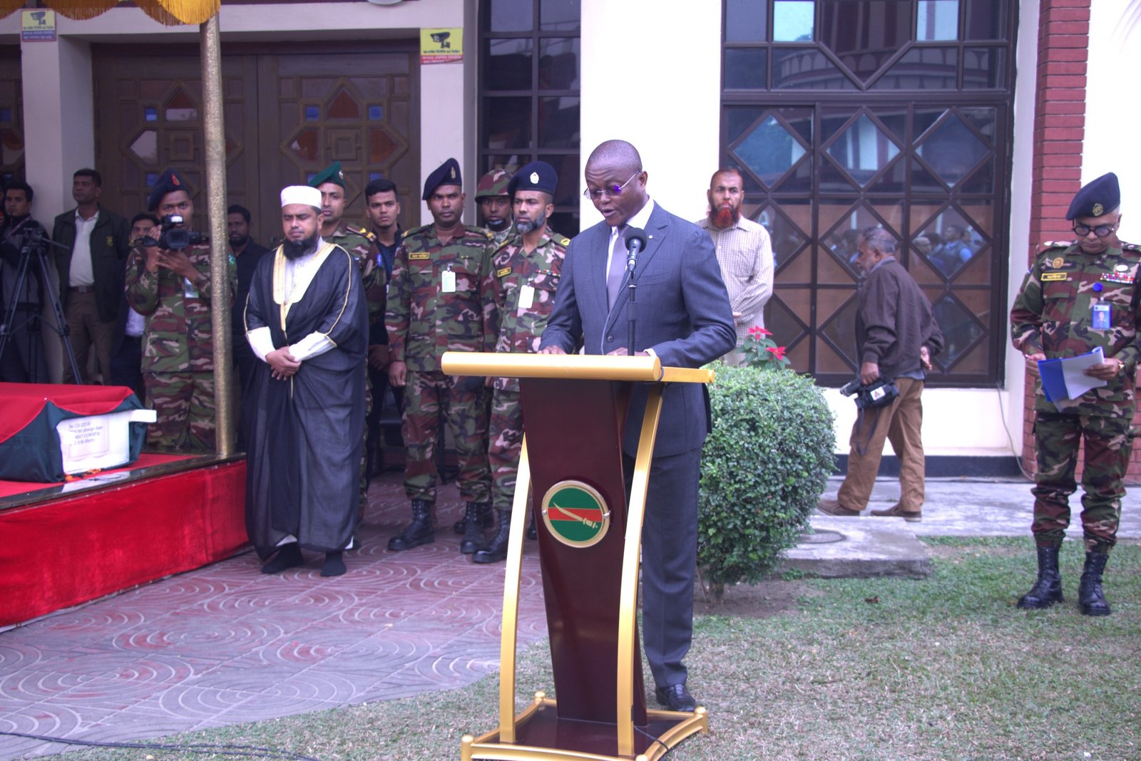 সুদানে নিহত বাংলাদেশি শান্তিরক্ষীদের সম্মান জানালেন জাতিসংঘের ইউনিসফা চিফ…