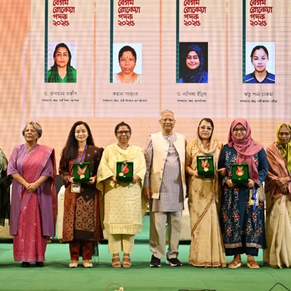 বিশিষ্ট ৪ নারীর হাতে বেগম রোকেয়া পদক তুলে দিলেন…