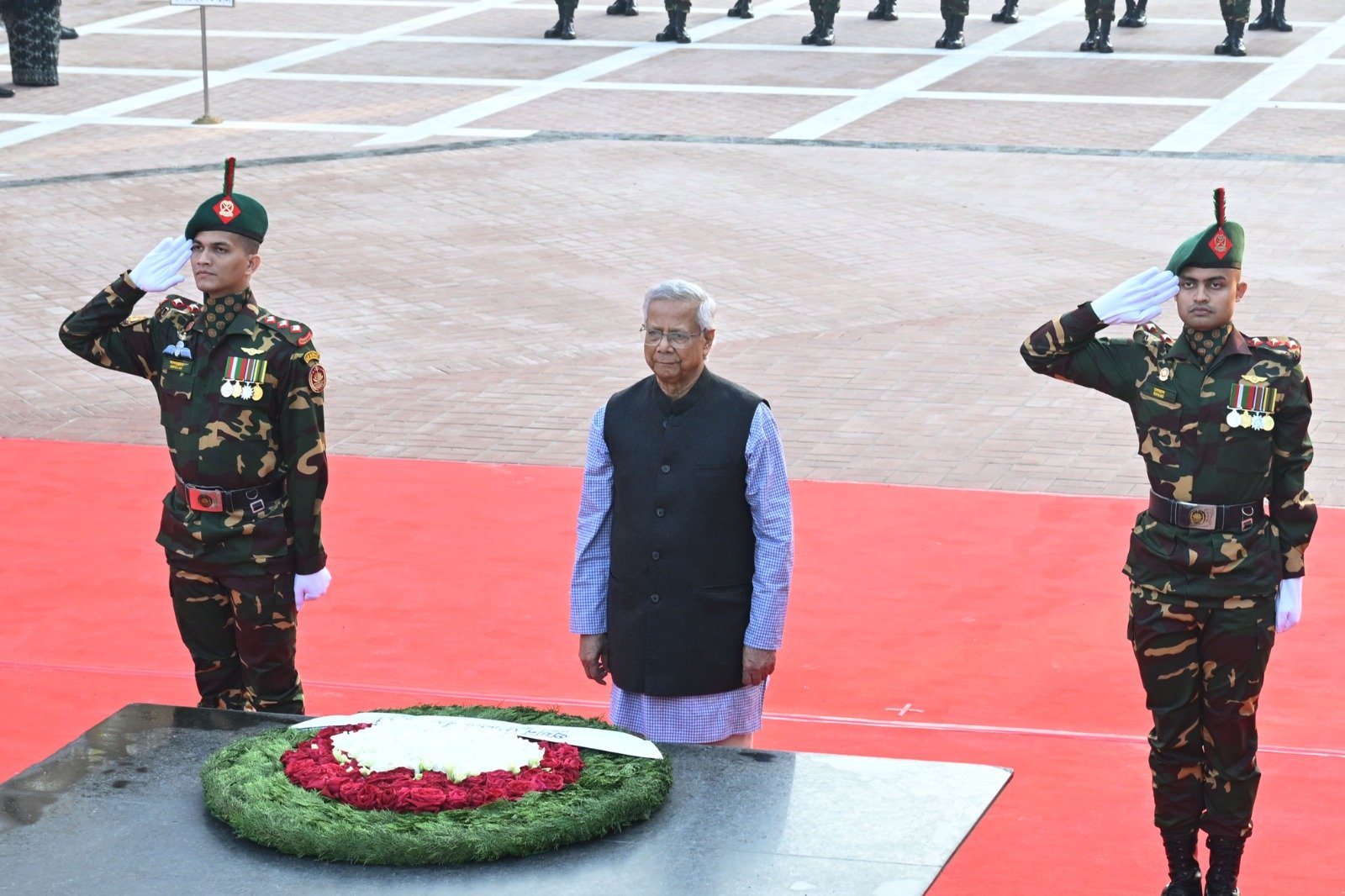 শহীদ বুদ্ধিজীবী দিবসে শহীদ বুদ্ধিজীবী স্মৃতিসৌধে প্রধান উপদেষ্টার শ্রদ্ধা