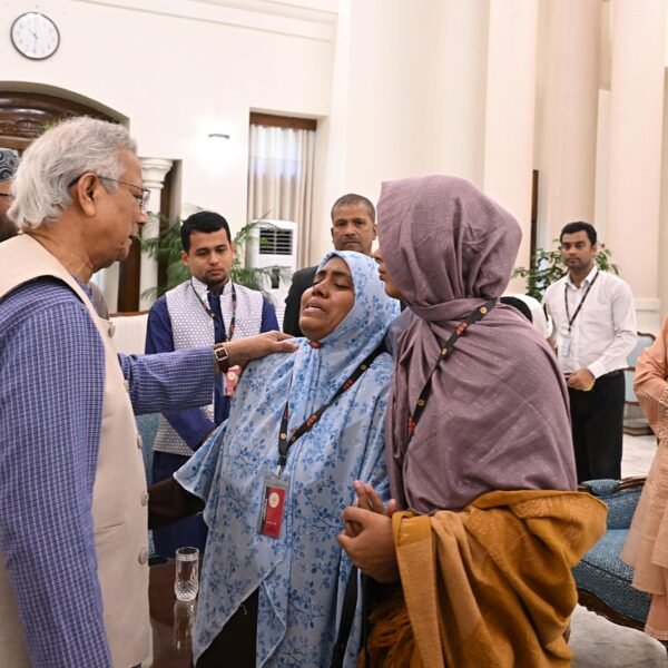 ওসমান হাদির পরিবারের সঙ্গে প্রধান উপদেষ্টার সাক্ষাৎ, সর্বোত্তম চিকিৎসা&hellip;