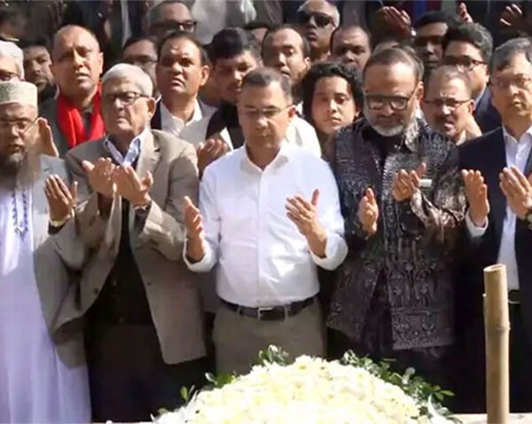 শহীদ শরীফ ওসমান হাদীর কবরে জিয়ারত করলেন তারেক রহমান