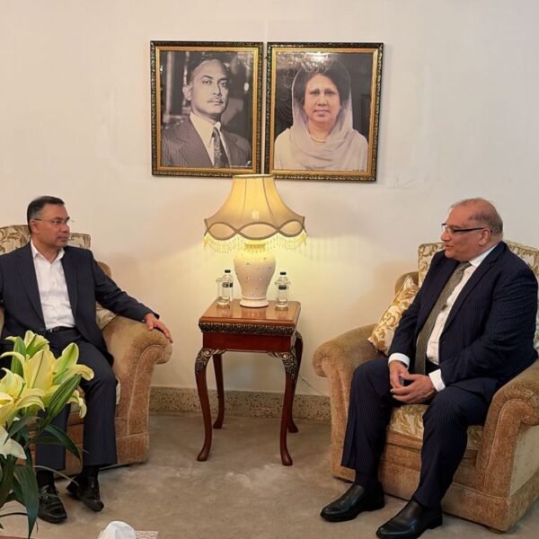 তারেক রহমানের সঙ্গে সৌজন্য সাক্ষাৎ করলেন বাংলাদেশে নিযুক্ত পাকিস্তানের…