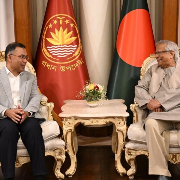 প্রধান উপদেষ্টার সঙ্গে সৌজন্য সাক্ষাৎ করলেন তারেক রহমান