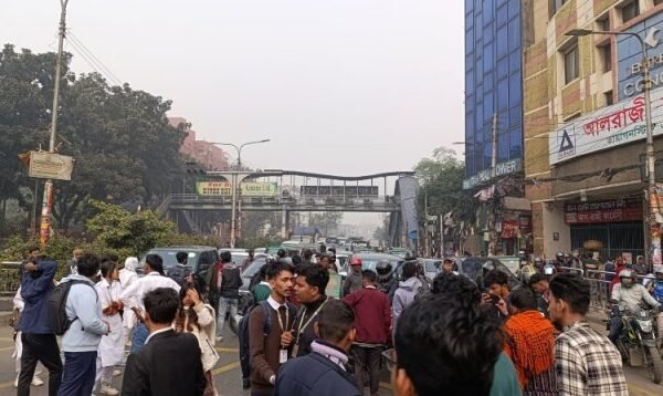 ফার্মগেটে শিক্ষার্থীদের সড়ক অবরোধ, যানবাহন চলাচল বন্ধ