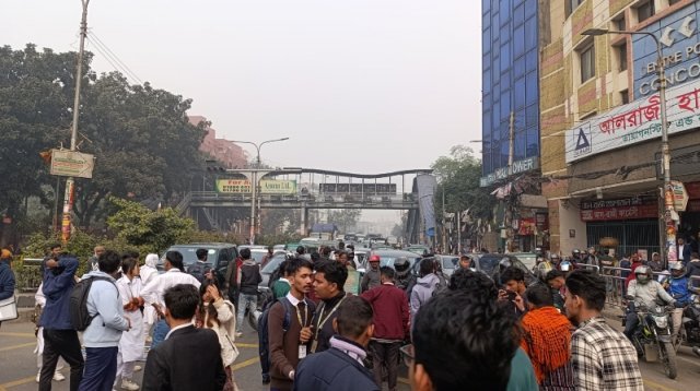 ফার্মগেটে শিক্ষার্থীদের সড়ক অবরোধ, যানবাহন…
