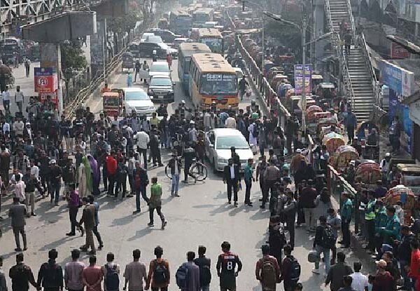 ঢাকার ৩ জায়গায় সাত কলেজের শিক্ষার্থীদের সড়ক অবরোধ, যান&hellip;