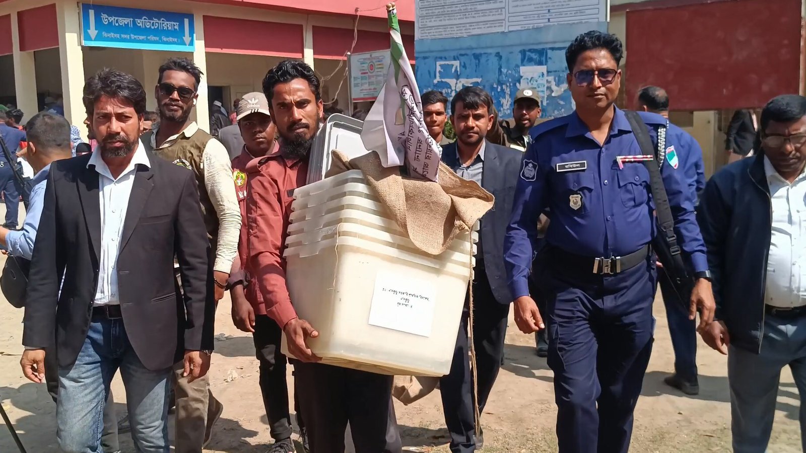 কেন্দ্রে কেন্দ্রে পাঠানো হচ্ছে ভোটের সরঞ্জাম