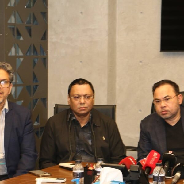 চট্টগ্রাম বন্দরের অচলাবস্থায় বিপর্যস্ত আমদানি–রপ্তানি, সরকারের জরুরি হস্তক্ষেপ দাবি&hellip;