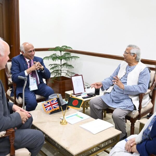 প্রধান উপদেষ্টার সাথে সৌজন্য সাক্ষাৎ করেছেন ভয়েস ফর জাস্টিস অবজারভার্স টিমের নির্বাচন পর্যবেক্ষণ প্রতিনিধিদল