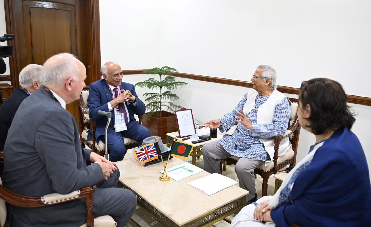 প্রধান উপদেষ্টার সাথে সৌজন্য সাক্ষাৎ করেছেন ভয়েস ফর জাস্টিস অবজারভার্স টিমের নির্বাচন পর্যবেক্ষণ প্রতিনিধিদল