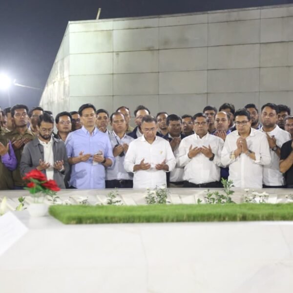 জিয়াউর রহমান ও বেগম খালেদা জিয়ার কবর জিয়ারতের মধ্য দিয়ে নির্বাচনী প্রচারণা শেষ করলেন তারেক রহমান
