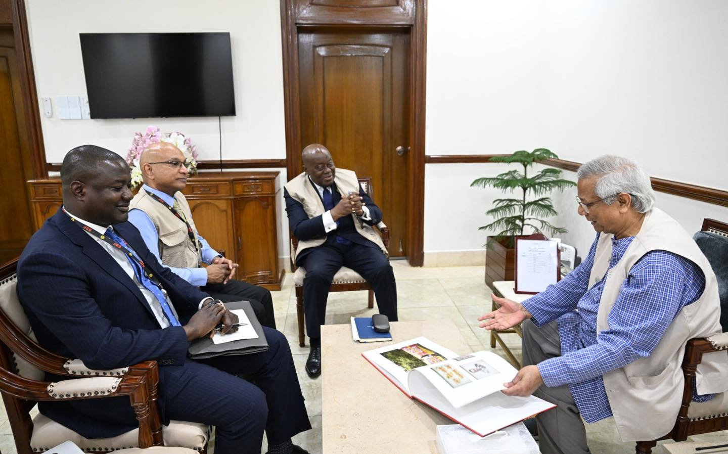 প্রধান উপদেষ্টার সঙ্গে সৌজন্য সাক্ষাৎ করলেন কমনওয়েলথ নির্বাচন পর্যবেক্ষক দল