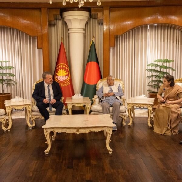 প্রধান উপদেষ্টার সাথে সৌজন্য সাক্ষাৎ করেছে ইইউ নির্বাচন পর্যবেক্ষক…