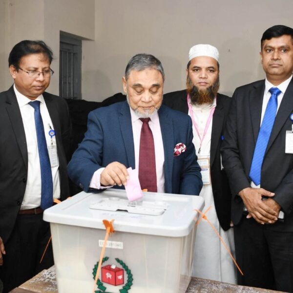 রমনায় ভোট দিলেন প্রধান নির্বাচন কমিশনার এ.এম.এম. নাসির উদ্দিন