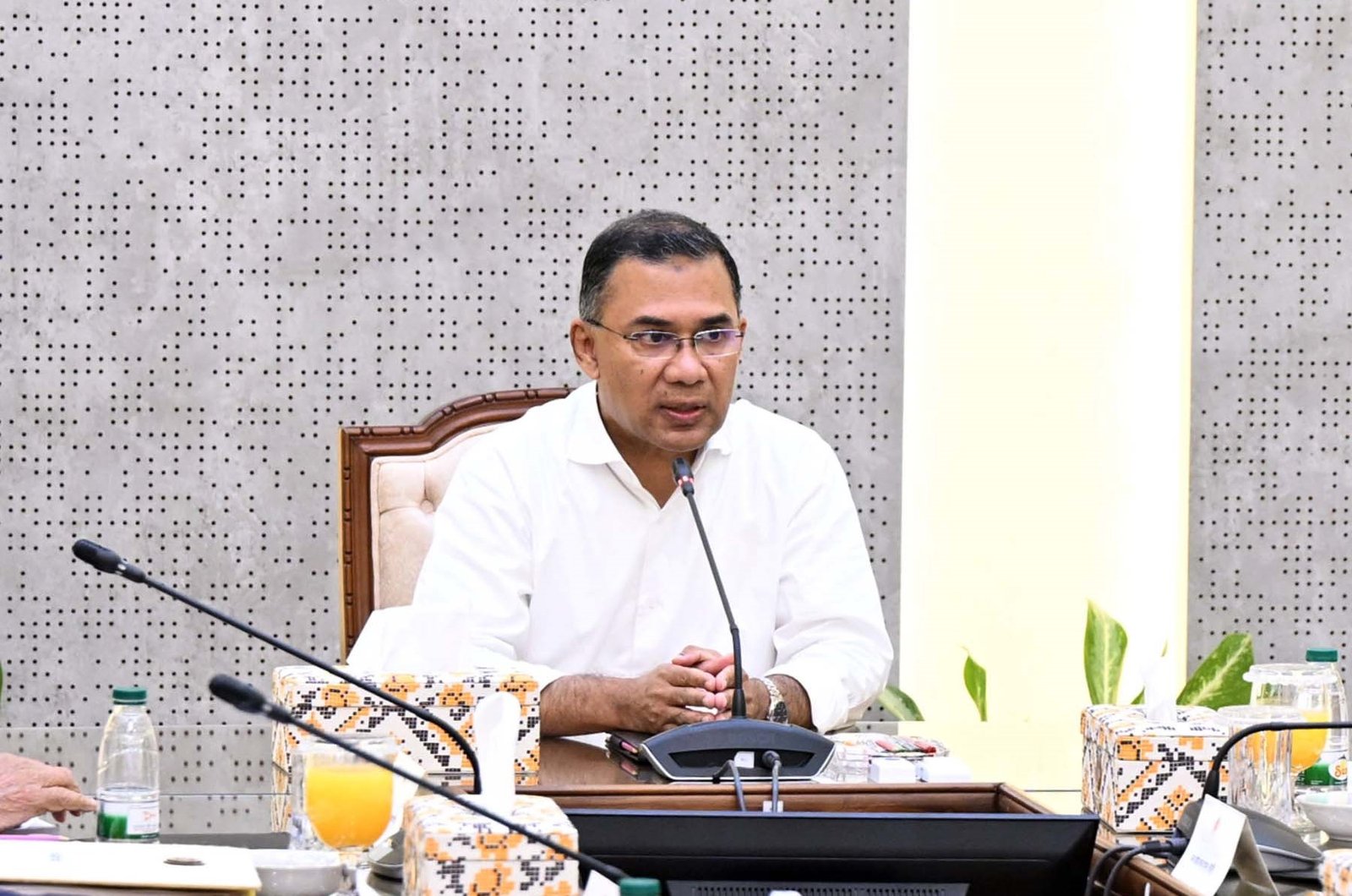 āϏā§āĻšāϰāĻŋ, āĻāĻĢāϤāĻžāϰ āĻ āϤāĻžāϰāĻžāĻŦāĻŋāϤ⧠āύāĻŋāϰāĻŦāĻā§āĻāĻŋāύā§āύ āĻŦāĻŋāĻĻā§āϝā§āϤā§āϰ āύāĻŋāϰā§āĻĻā§āĻļ: āĻŽāύā§āϤā§āϰāĻŋāϏāĻāĻžāϰ āĻĒā§āϰāĻĨāĻŽ āĻŦā§āĻ āĻā§ āĻĒā§āϰāϧāĻžāύāĻŽāύā§āϤā§āϰ⧠āϤāĻžāϰā§āĻ āϰāĻšāĻŽāĻžāύ