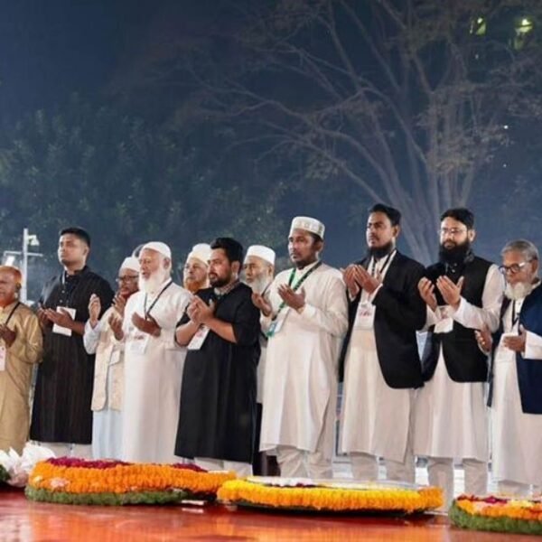 প্রথমবারের মতো কেন্দ্রীয় শহীদ মিনারে পুষ্পস্তবক অর্পণের মাধ্যমে আনুষ্ঠানিক শ্রদ্ধা নিবেদন করেছে জামায়াত