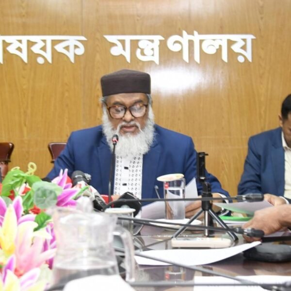 হজের বিমানভাড়া দুই বছরে ৪০ হাজার টাকা কমানো বড়…