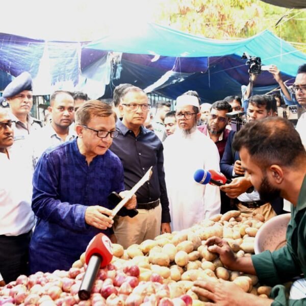 মোহাম্মদপুর টাউন হল কাঁচাবাজারে আকস্মিক পরিদর্শন করেন বাণিজ্যমন্ত্রী খন্দকার…