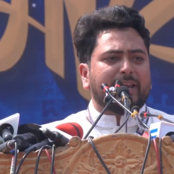 ভোটকেন্দ্রের ৪০০ গজের মধ্যে মোবাইল নেওয়ার ব্যাপারে সিদ্ধান্ত বাতিল&hellip;