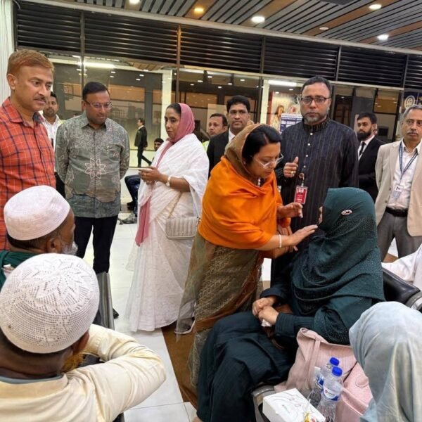 মধ্যপ্রাচ্য সংকটে ফ্লাইট স্থগিত আটকা যাত্রীদের দেখতে বিমানবন্দরে মন্ত্রী…