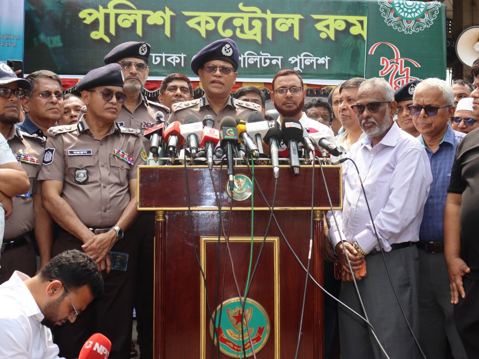 নিরাপদ ঈদযাত্রা নিশ্চিতে গাবতলী টার্মিনালে পরিদর্শনে পুলিশ আইজিপি