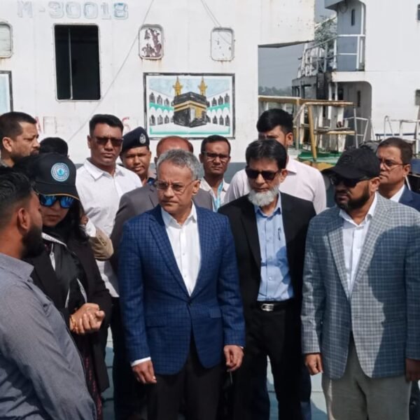 নদীতে খাদ্যপণ্যবাহী লাইটার জাহাজ নোঙর করে পণ্য খালাসে বিলম্ব,&hellip;