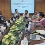 উৎসাহের সঙ্গে কাজ করে ৬…