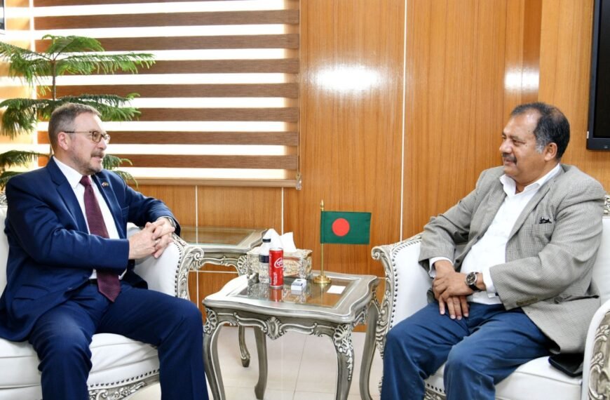 তথ্য ও সম্প্রচার মন্ত্রীর সঙ্গে&hellip;