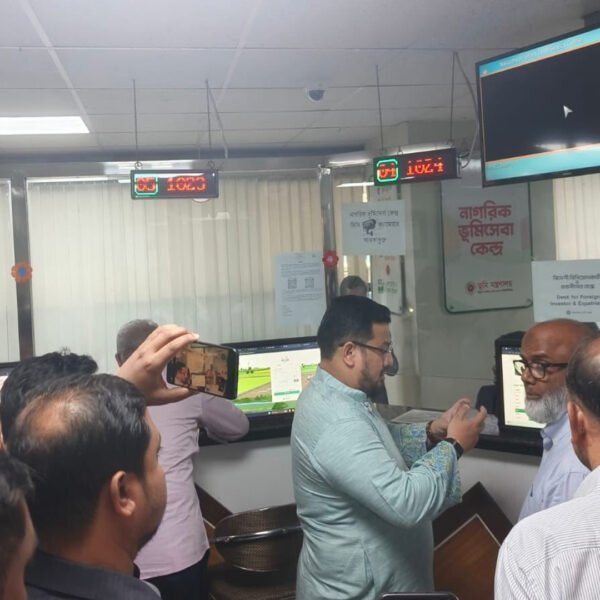 ভূমি ভবনের সেবা কার্যক্রম পরিদর্শন করলেন ভূমি প্রতিমন্ত্রী