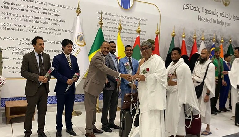 বাংলাদেশের প্রথম হজ ফ্লাইট সৌদি আরব পৌঁছেছে