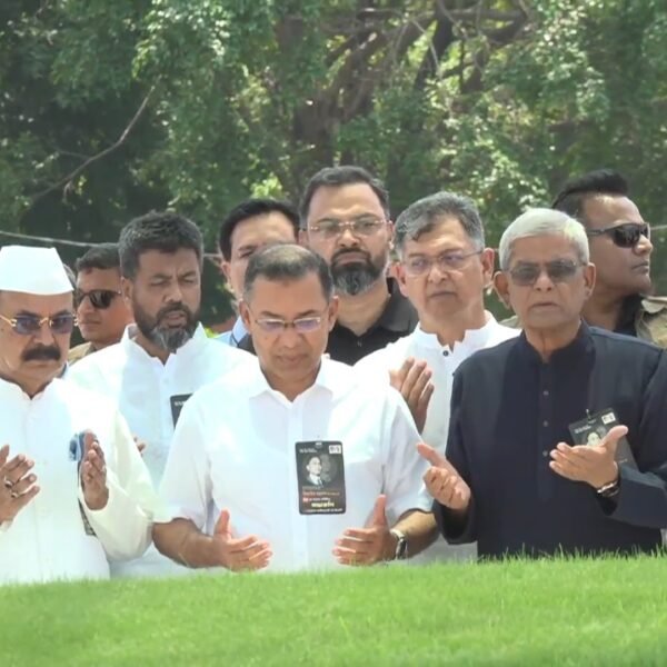 শহীদ রাষ্ট্রপতি জিয়াউর রহমানের ৪৫তম শাহাদৎবার্ষিকীতে মাজারে শ্রদ্ধা নিবেদন ও জিয়ারত করলেন প্রধানমন্ত্রী তারেক রহমান