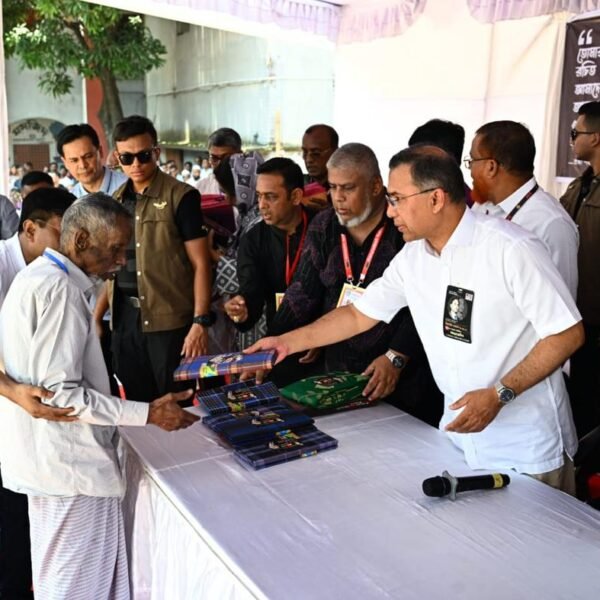 শহীদ জিয়ার শাহাদৎবার্ষিকীতে দুস্থদের মাঝে বস্ত্র বিতরণ করলেন প্রধানমন্ত্রী তারেক রহমান