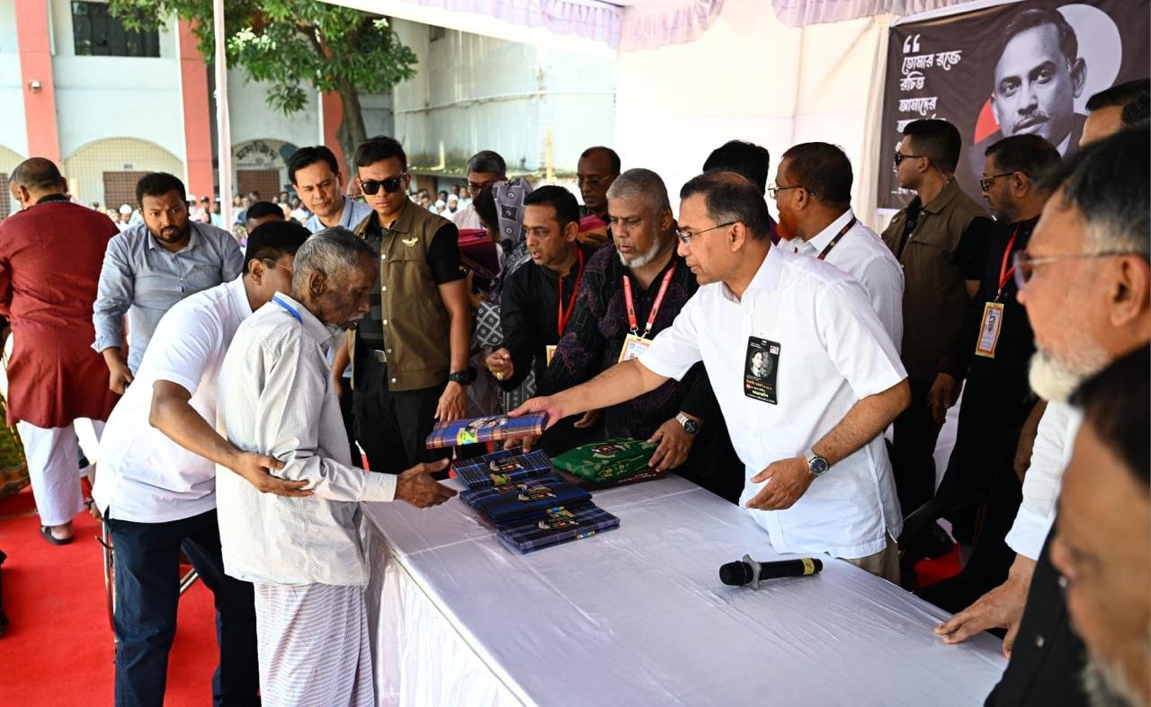 শহীদ জিয়ার শাহাদৎবার্ষিকীতে দুস্থদের মাঝে বস্ত্র বিতরণ করলেন প্রধানমন্ত্রী তারেক রহমান