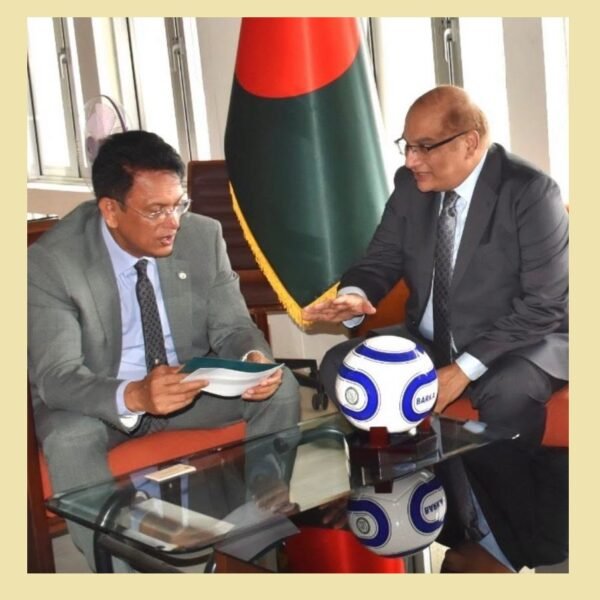 বাংলাদেশের সরকারি স্কুলে বিতরণের জন্য ১,০০০ ফুটবল উপহার দিলেন…