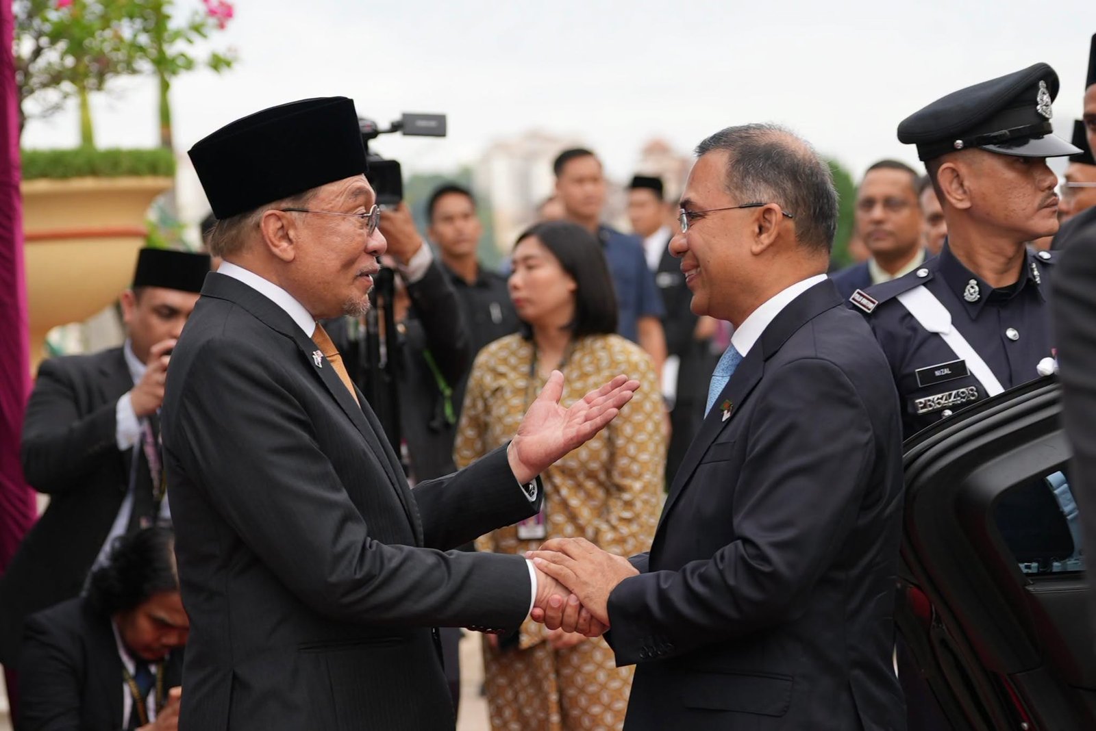 মালয়েশিয়ায় প্রধানমন্ত্রী তারেক রহমানকে লাল গালিচায় রাষ্ট্রীয় সংবর্ধনা