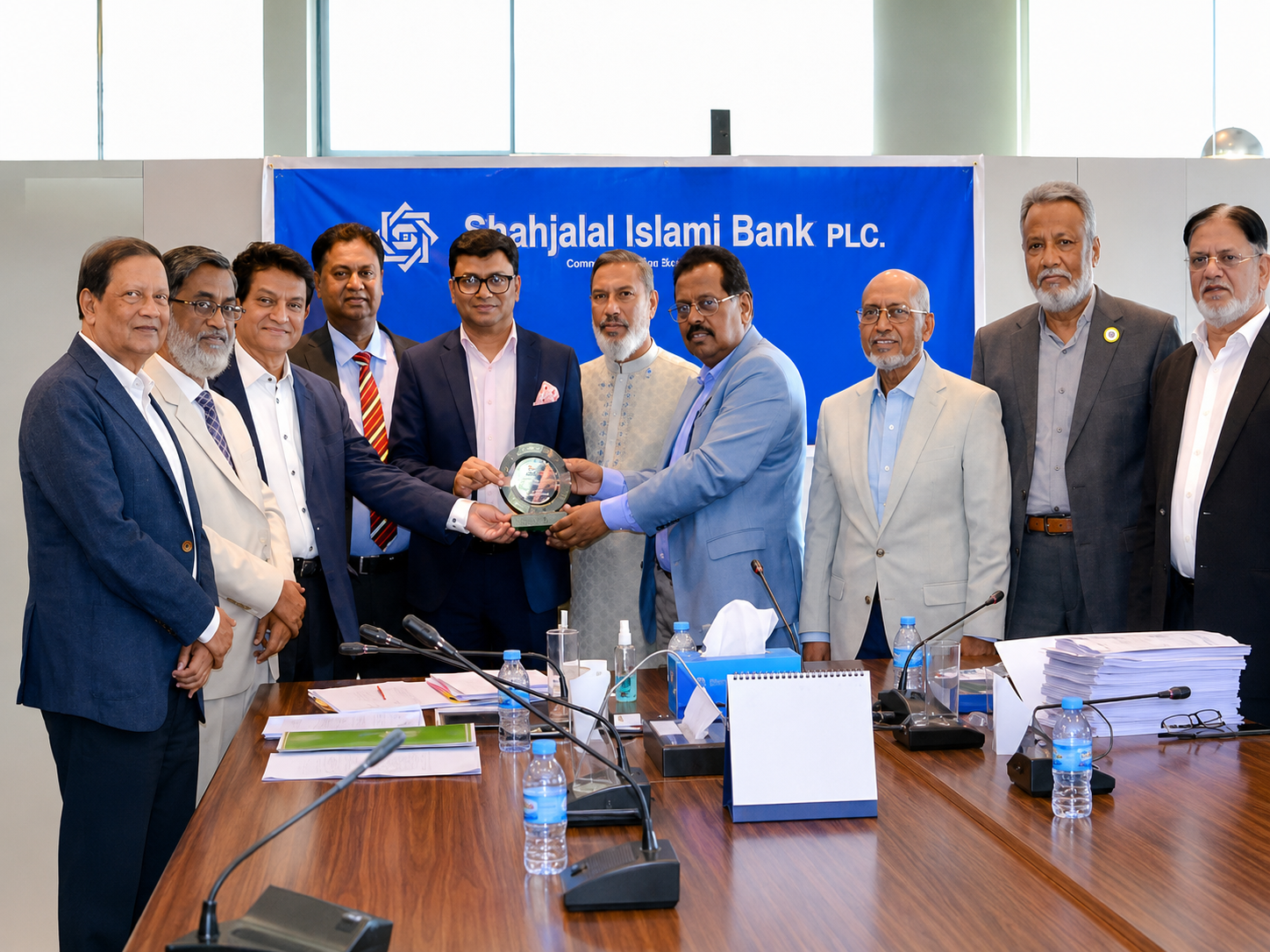 শাহজালাল ইসলামী ব্যাংকের ‘আউটস্ট্যান্ডিং কন্ট্রিবিউশন অ্যাওয়ার্ড’ পেলেন আব্দুল হাকিম (সুমন)