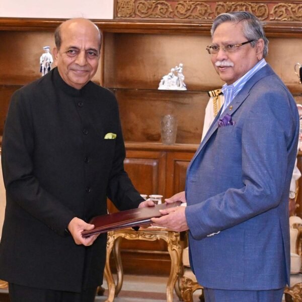 রাষ্ট্রপতির কাছে পরিচয়পত্র পেশ করলেন ভারতের নতুন হাইকমিশনার দীনেশ&hellip;