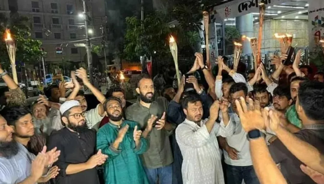 সাভারে ককটেল হামলার প্রতিবাদে রাজধানীতে এনসিপির মশাল মিছিল