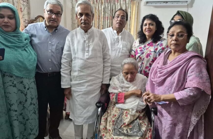 অসুস্থ সংগীত শিল্পী শবনম মুশতারীকে দেখতে তাঁর…